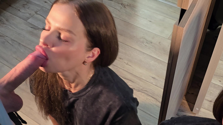 S-Wife Katy: Глибокий мінет перед дзеркалом.