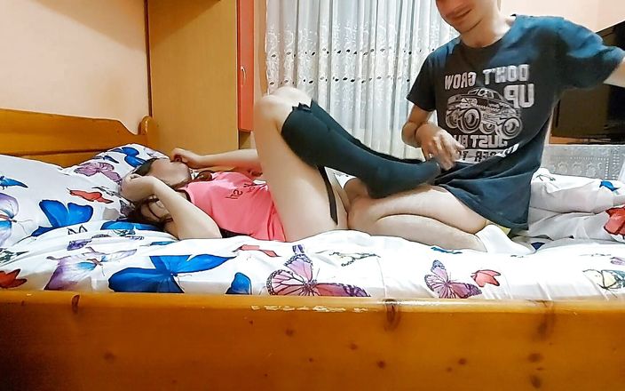 Alex and Luiza: Идеальной симпатичной тинке в носках до колена трахают ее тугую киску перед кроватью