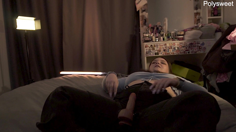 Polly Sweet: Návod na masturbaci v oblečení, uctívej nohy paní a její...