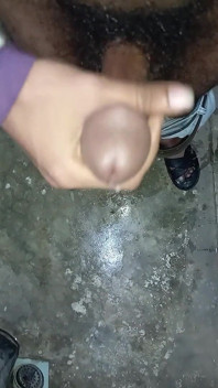 Grande pau peluda indiano cara masturbando porra em público banheiro gostoso porra