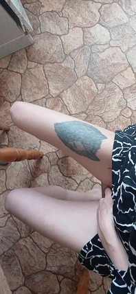 Une fille en robe d’été se masturbe
