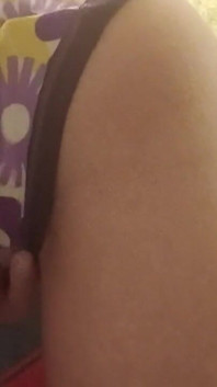 Je me masturbe et éjacule dans ma culotte