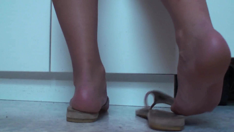 Foot Girls: เลียและบูชา soles และรองเท้าแตะของเธอ