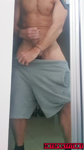 Hotsportfitboy: Szarpanie mojego dużego kutasa przy oknie, aż prawie zostałem złapany...