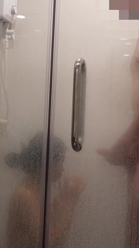 18歳タイの素人がシャワーでセックスして大中出し