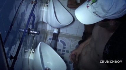 STRAIGHT BOY CURIOUS: Doi băieți heterosexuali discreți care sug pula în toaletele comune