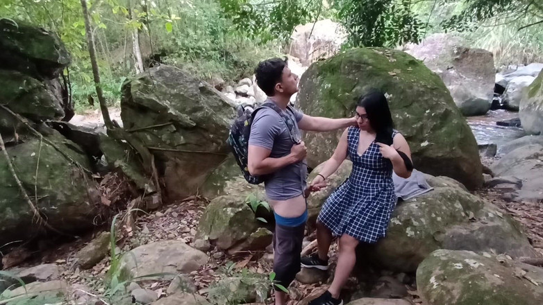 venusandzeus: Gadis membiarkan gurunya menidurinya di hutan setelah kuliah. Cewek ini...