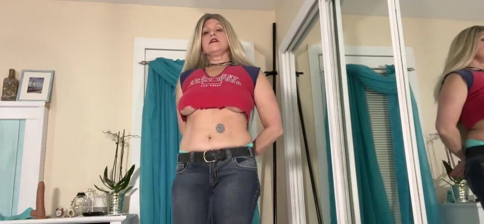 TabithaXXX: タイトなジーンズは、映画の前にフィットします。はい、それはナイトテーブルのディルドです