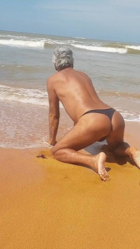 Ladysilva plajda külotla ateşli götünü bronzlaşıyor