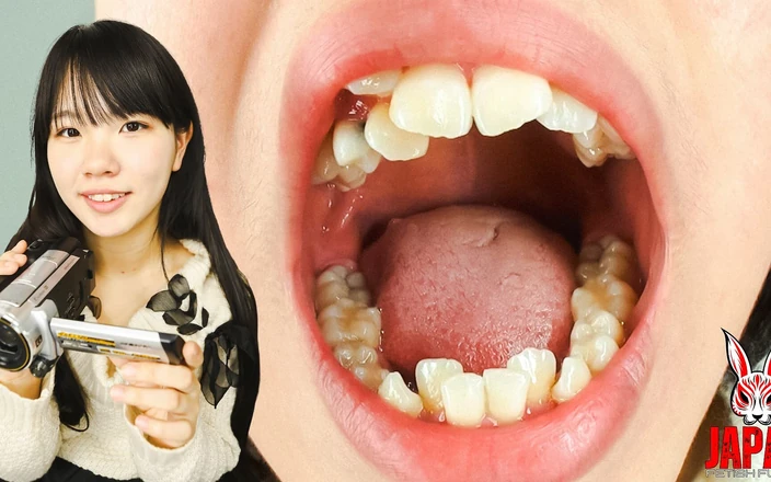 Japan Fetish Fusion: Kanako, fille amateur, fait un selfie avec la langue et...