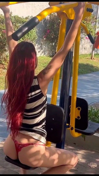 Soția se dă mare în public în parc!