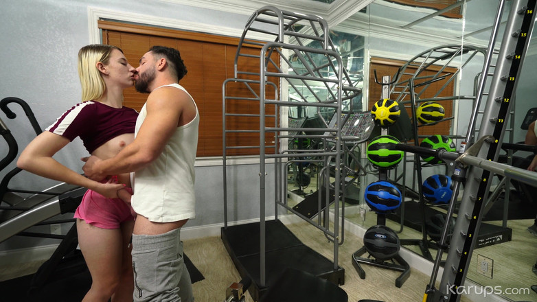 Karups POV: Éjaculation sur une salope de gym