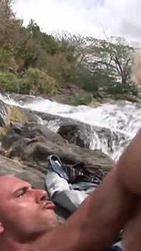 İri göğüslü ve sarışın saçlı İtalyan sürtük Maddy götünü ve amını gerdiriyor