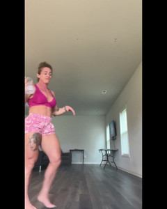 Simone Steele: Simone Steele와 포즈 포즈
