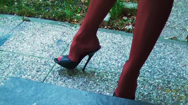 Goddess Celine: Ciabattine a spillo calze di nylon sudata piedi joi