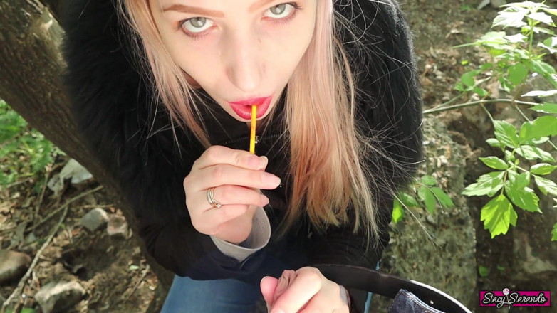 Stacy Starando: Mladá dívka kouří svého kamaráda v parku!