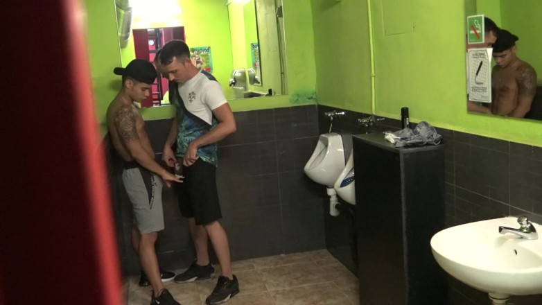 Gaybareback: Yago Sinner used by Randi Junior in a common bathroom...