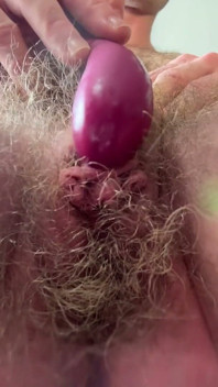 VEDERE LA PERSOANA 1 Ești îngenuncheat în fața Ftm Crush, lingându-i pizda transpirată după sală până când ejaculează peste tot pe fața ta