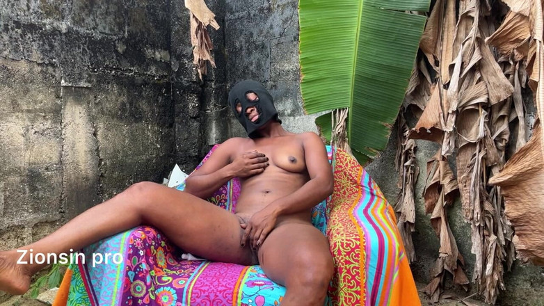 Zion: 暑い天候のアフリカの屋外で熱いセックス