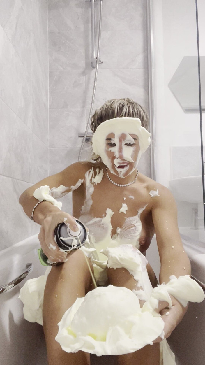 CALLIE ROKS: Pai ke wajah telanjang di kamar mandi