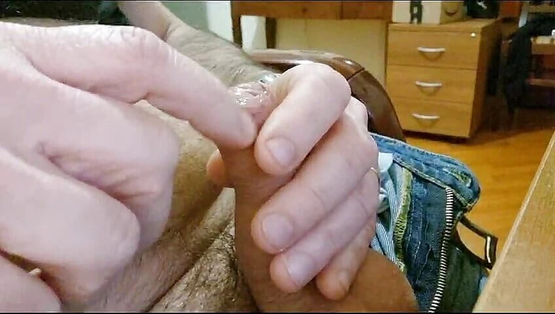 Jordance: Des hommes italiens à grosse bite se branlent au bureau