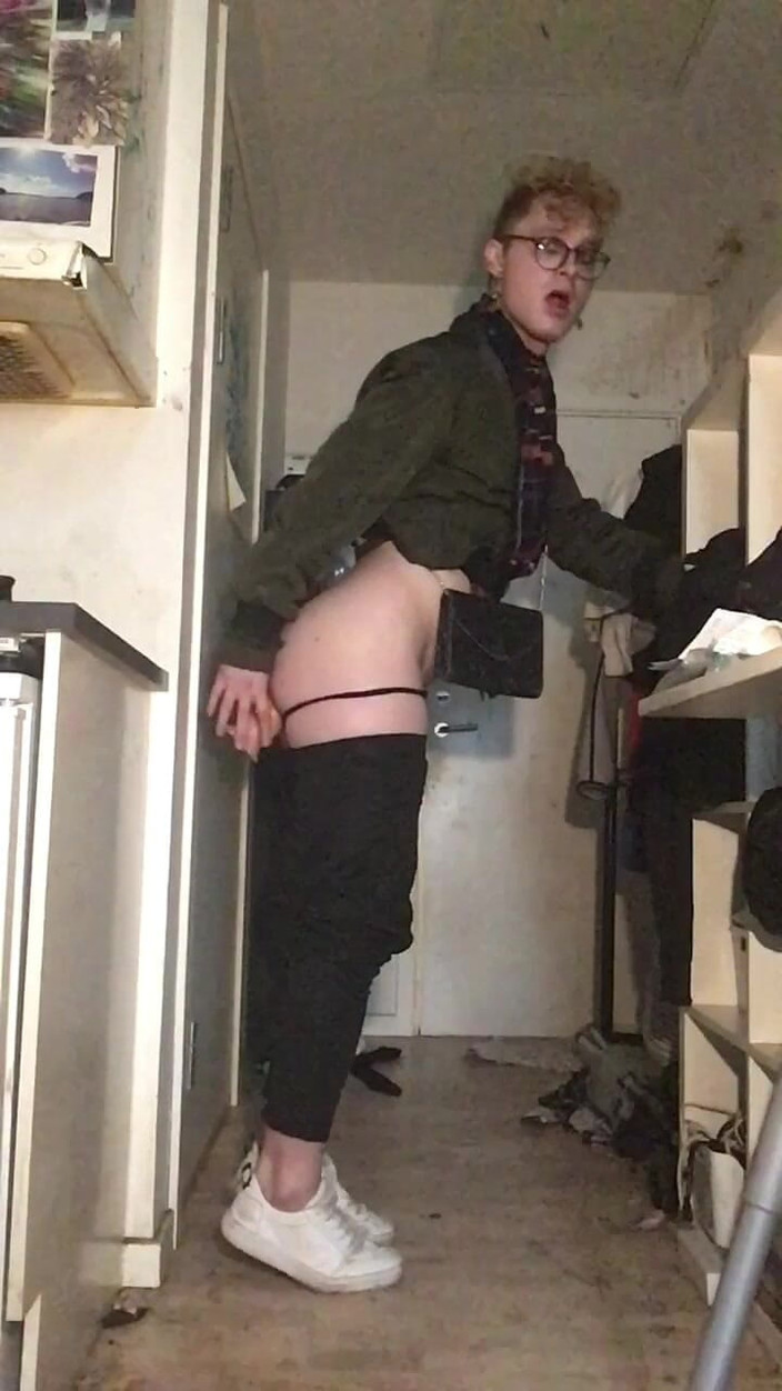 Sissy Cindy Slut: Fată blegă se distrează