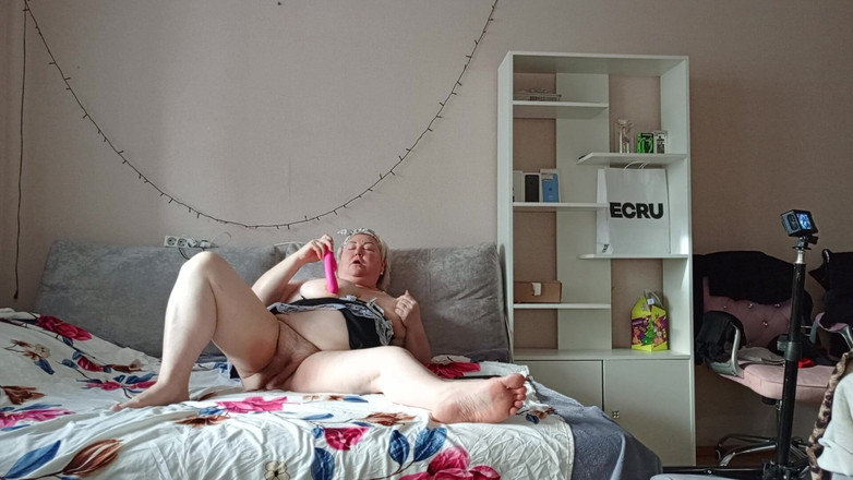 Zona901: La matrigna masturba una grande figa