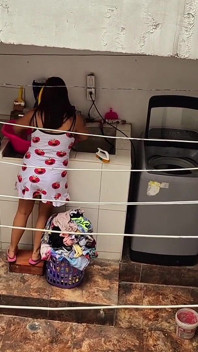 La vecina es vista lavando la ropa por su vecino