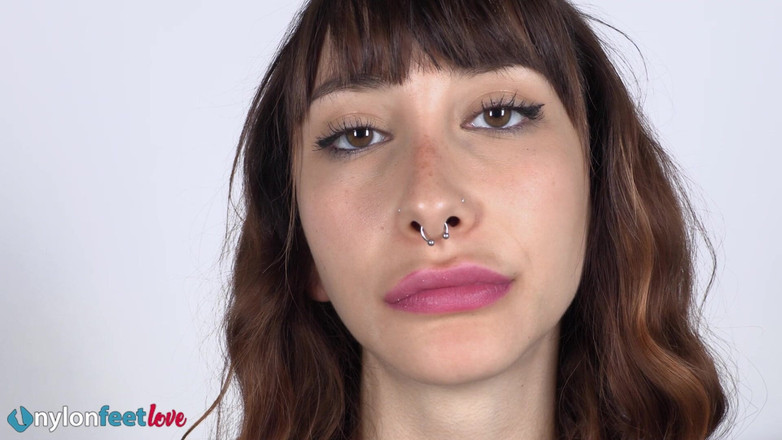 Best Nylon Feet Videos: Bruneta zveltă și magnifică Reine Vixen lingând dulciurile ei în timp ce își...