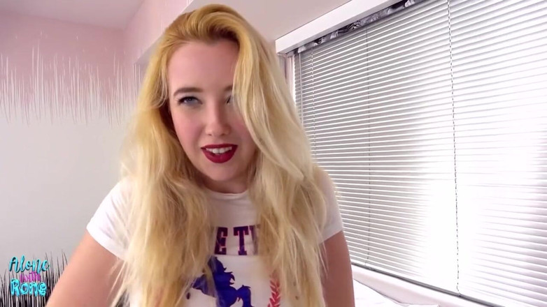 Samantha Rone: Samantha Rone in bed met haar poesje