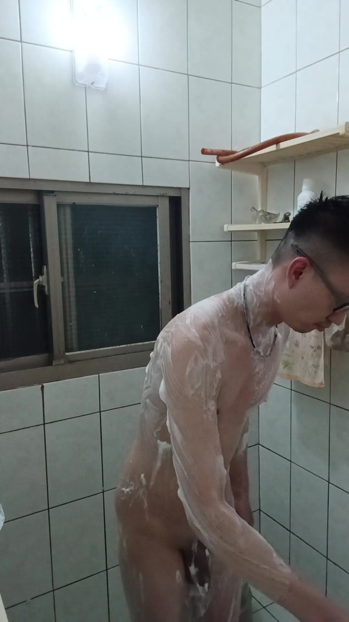 Gaysian fun: Shower kamar mandi