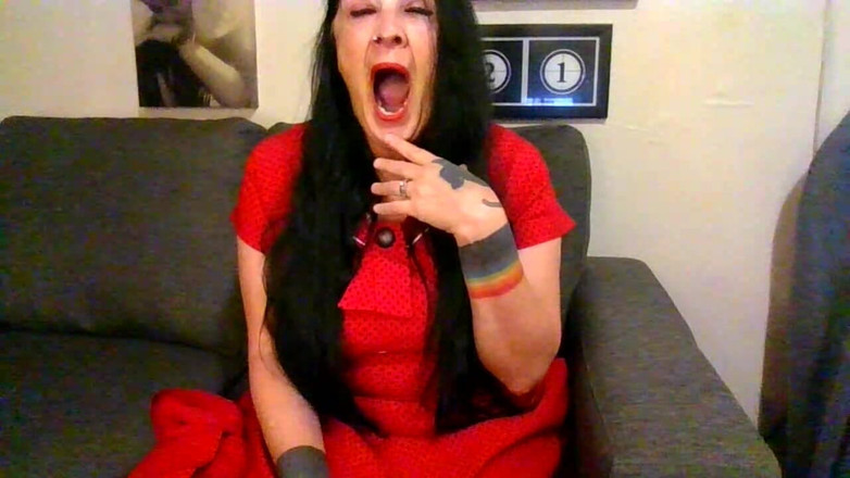 Abby Anna: Sexy MILF sbadiglia