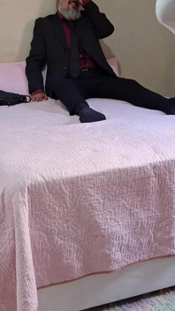 Une femme sexy fait un strip-tease pour son mari et lui demande de la mettre enceinte.