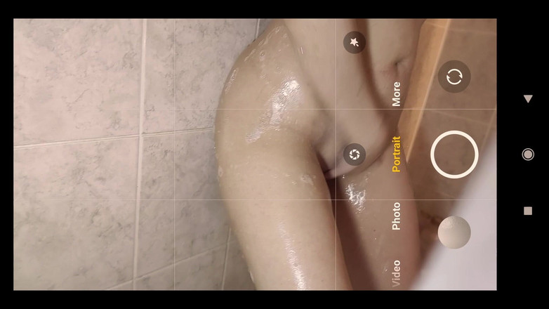 KinkyHome: MILF ve sprše - skutečné záběry z telefonu