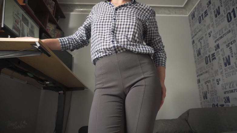 Teasecombo 4K: 타이트한 바지를 입고 카멜토로 유혹하는 음란한 비서