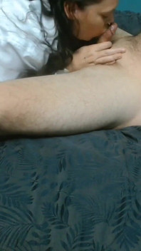 Gros nichons suce une bite