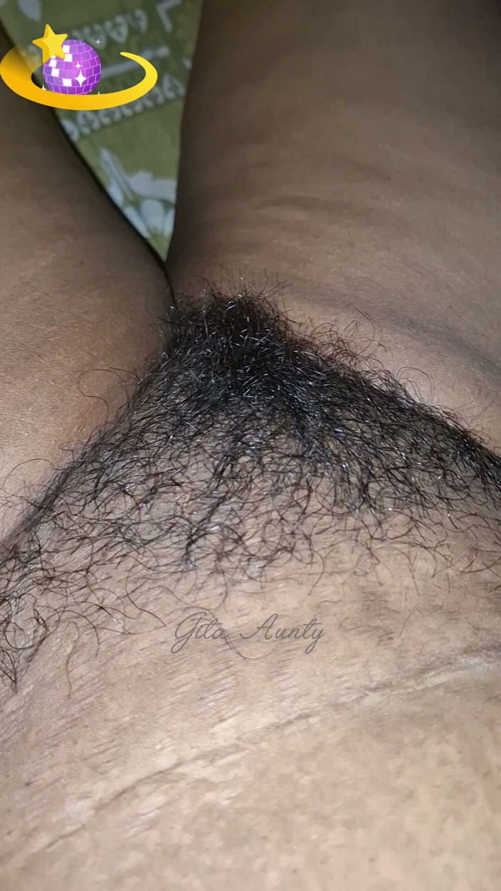 Indian aunty sex: インド系ベンガル人女性の胸を締められる映像