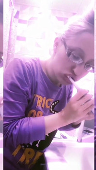 Asmr tandenborstel luisteren in een hoofdtelefoon