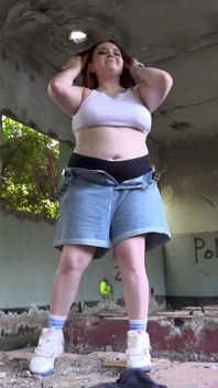 Bailando entre las ruinas y masturbándose con un vibrador desnudo