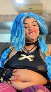 Jinx cosplay fetiş yiyor - göbek sesleri ve geğirme