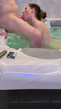 Vrouw wordt heet in de jacuzzi met een andere man, diep in de keel, cuckold, deel 1