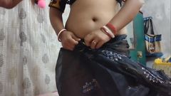 Bhabhi Showing Pussy in Black Saree