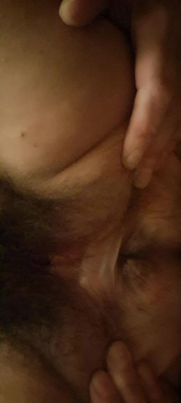 Mommy big hairy pussy: Madrasta mostrando o quão apertada é a bunda dela