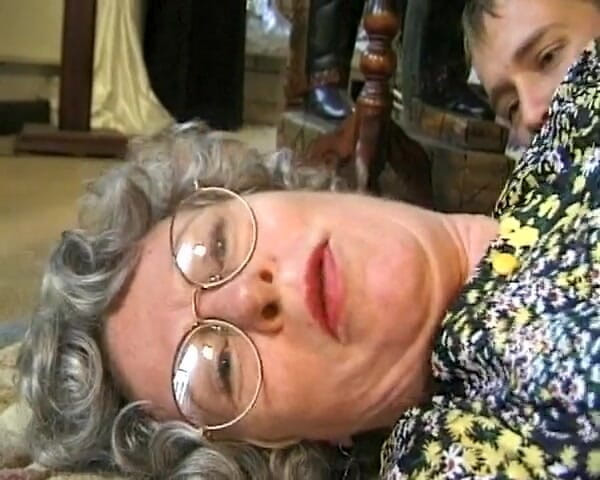 German's Fat and Old Ladies: Comiendo leche a la abuela alemana le gusta jugar con...
