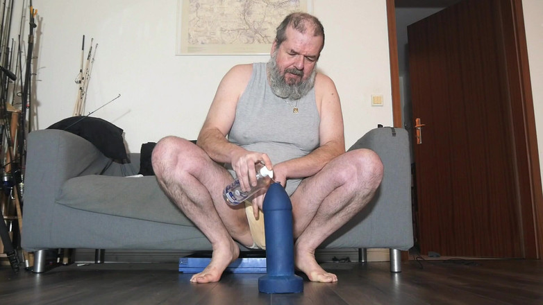 Qualzucht: Cewek sange ini lagi asik muasin lubang pantatnya pakai dildo...