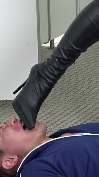 Toilet Bowl and Dirty Boots Lick Clean, University Female Teacher Punishes Male Student for Neglecting to Clean Toilets