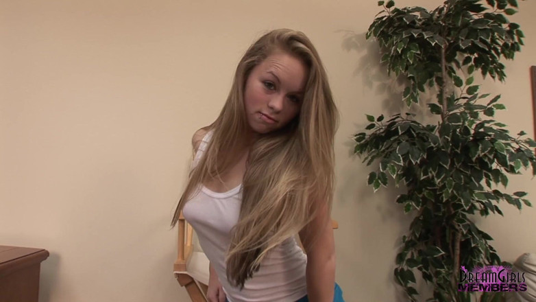 Dream Girls: Tenger plattelandsmeisje spreidt haar hete poesje 47