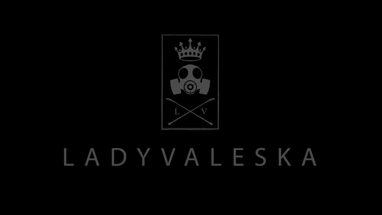 Lady Valeska: संकलन पर पट्टा