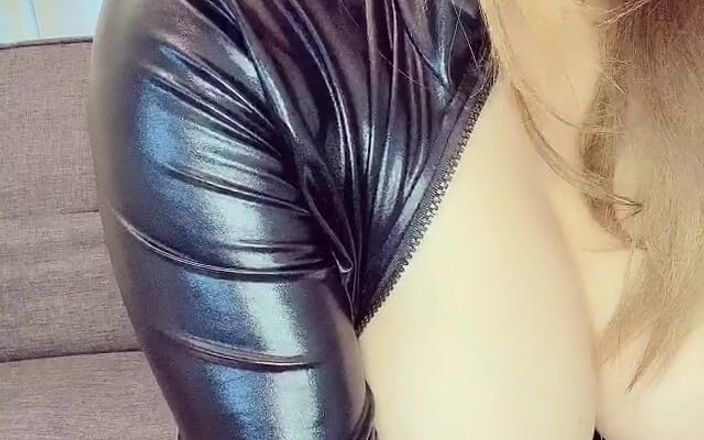 Alicia Rhodes: Mmmm sexy aspetto bagnato facile accesso per la mia splendida...