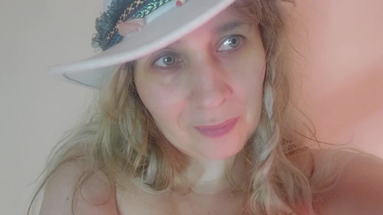 Nicolette69w: Sie ging zum dildo in einem hut